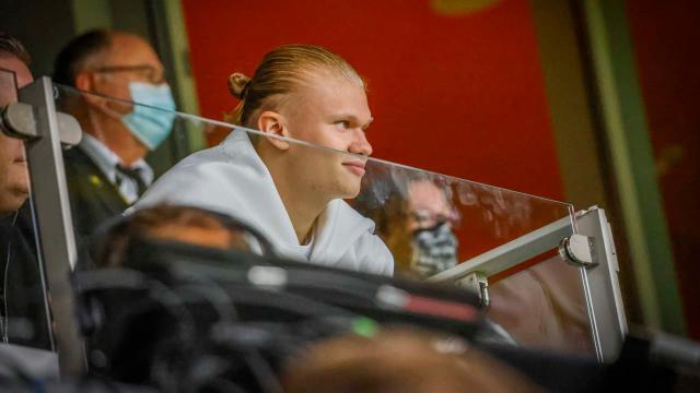 Kaiyun Esports-没哈兰德,进球和赢球真难!球迷推着多特主场连胜