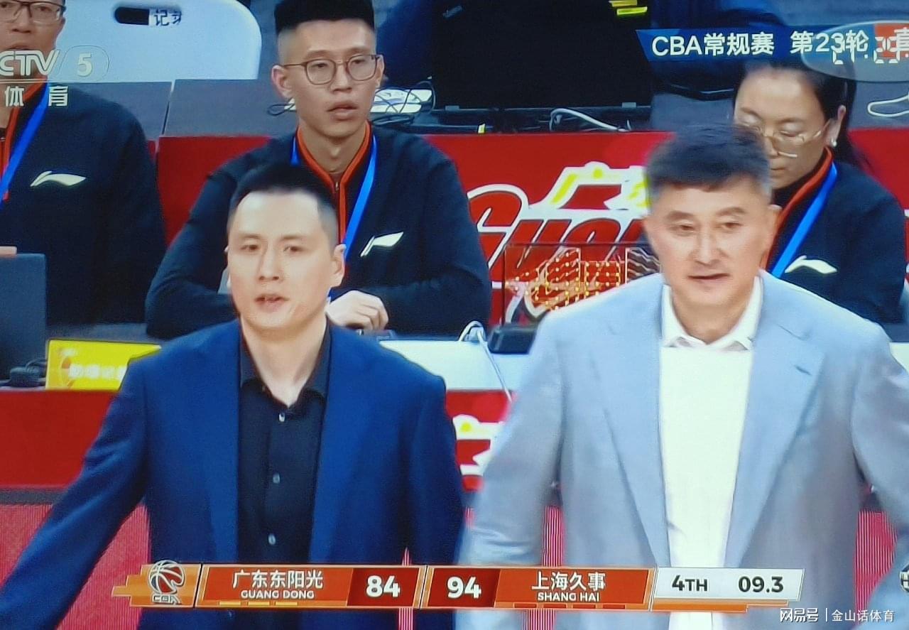 开云电竞-牛逼!28分15篮板+2抢断3盖帽,36岁老将,一人锤爆广东3大內线