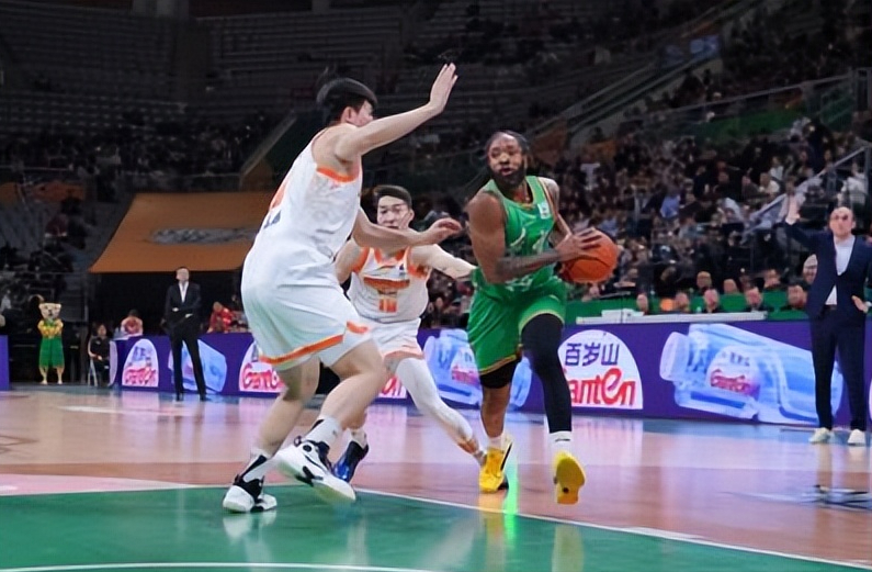 Kaiyun Esports-乌戈一个ATO尽显实力,小龙1.9秒神兵天降,继伟6分3助主宰加时